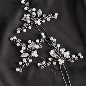 Détails d'épingles à cheveux de mariée avec feuilles argentées, perles et cristaux