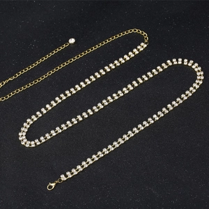 Vue détaillée d'une chaîne de taille dorée à double rangée de strass avec fermoir réglable
