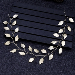 Détail d'une vigne de cheveux de mariée dorée faite main avec motifs de feuilles