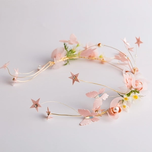 Cerchietto da sposa con fiori rosa e farfalle con stelle dorate per acconciature