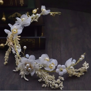 Serre-tête de mariée élégant avec fleurs en soie blanches et perles dorées de champagne