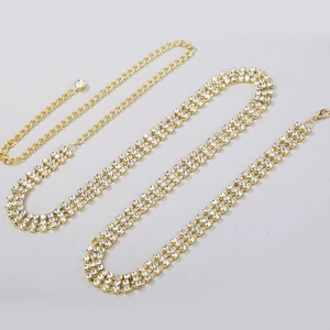 Détails de la chaîne de taille dorée à trois rangées de strass avec fermoir mousqueton
