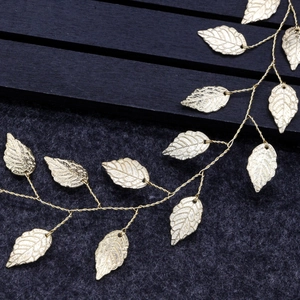 Détail du bandeau feuilles dorées montrant les nervures et le fil métallique torsadé