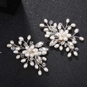 Détail de clips à chaussures de mariée faits main avec perles et cristaux étincelants