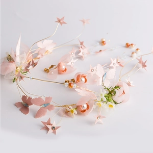 Dettaglio set sposa rosa con farfalle in seta perline e stelle su filo d'oro