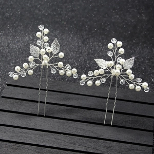 Détail d'épingle à cheveux de mariée feuille d'argent avec perles et cristaux clairs