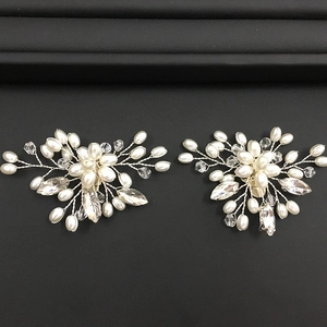 Vue détaillée de clips de chaussures de mariée faits main avec perles et cristaux clairs