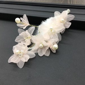 Barrette à cheveux fleur en mousseline rose pâle avec perles et cristaux pour accessoire mariée
