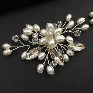 Vue macro d'un clip de chaussure de mariée fait main avec perles et cristaux