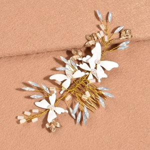 Peigne à cheveux de mariée avec fil doré, fleurs blanches et perles de cristal bleu