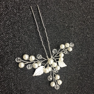Détail de l'épingle à cheveux de mariée faite main avec feuilles argentées et perles