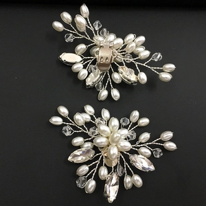 Détails de clips à chaussures de mariée avec perles blanches et strass sur fond noir