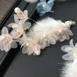 Barrette fleurs en mousseline rose avec plumes et perles pour mariée ou fille