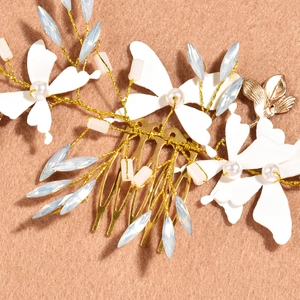 Peigne à cheveux mariée avec fil doré, pétales papillon et cristaux bleus