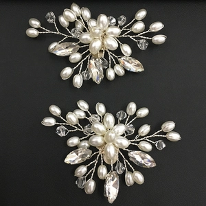Détail de clips de chaussures de mariée faits main avec perles et cristaux argentés