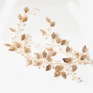 Eleganter goldener Braut-Haarschmuck mit Metallblättern und Perlen für Hochzeitsfrisuren