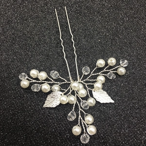 Détail d'épingle à cheveux de mariée faite main avec feuilles argentées et perles