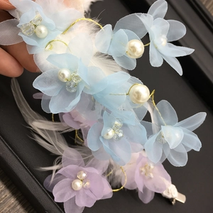 Barrette de mariée faite main avec fleurs en mousseline, perles et plumes blanches