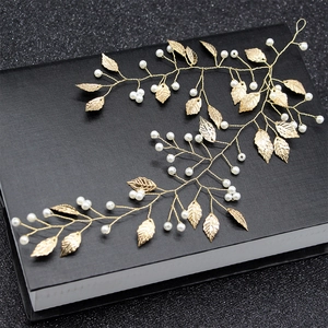 Eleganter goldener Braut Haarschmuck mit Blättern und Perlen auf schwarzem Etui