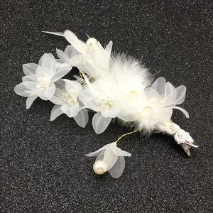 Barrette de mariée blanche éthérée avec fleurs en mousseline, plumes et perles
