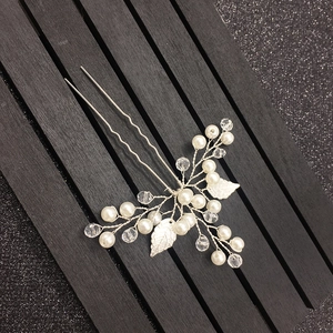 Détail de l'épingle à cheveux mariée argentée faite main avec feuilles et perles de mariage