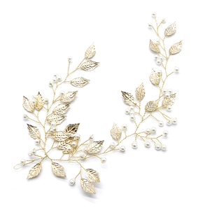 Goldene Braut Haarranke mit Blättern und weißen Perlen für elegante Hochzeitsfrisuren