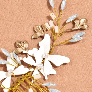 Peigne à cheveux de mariée avec papillons en tissu blanc, perles et cristaux bleus