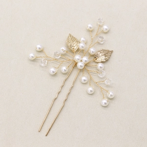 Détail de l'épingle à cheveux mariée en alliage avec perles blanches et feuilles d'or