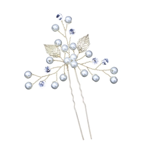 Détail d'une épingle à cheveux de mariée avec perles bleues, cristaux et feuilles en alliage