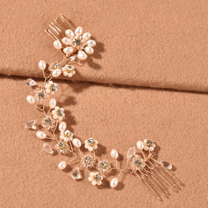 Vue macro détaillée du peigne à cheveux de mariée fait main avec perles et cristaux fins
