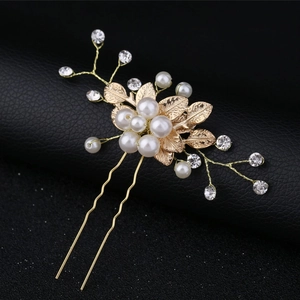 Vue détaillée de l'épingle à cheveux dorée avec perles blanches et strass brillants