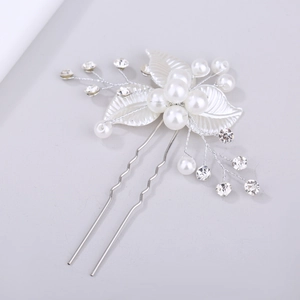 Détail de l'épingle à cheveux de mariée avec perles blanches et feuilles argentées