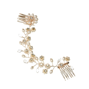 Détail de vigne de cheveux de mariée en or rose avec perles blanches et strass brillants
