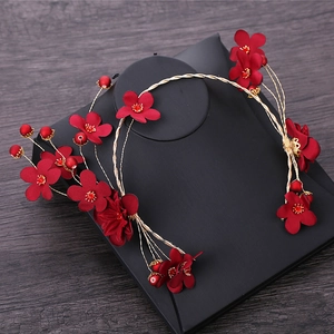 Eleganter roter Blumen-Brauthaarschmuck mit Perlen und Ohrringen für Hochzeit und Fotografie