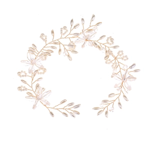 Handgefertigter Brauthaarschmuck mit weißen Perlen und Kristallblumenranke in Gold