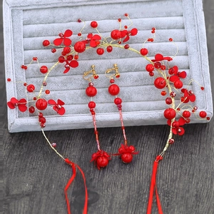 Catena per Capelli Sposa Rossa e Clip per Orecchie Filo d'Oro Petali di Fiori in Tessuto Gioielli Festivi Coreani da Donna Banchetto