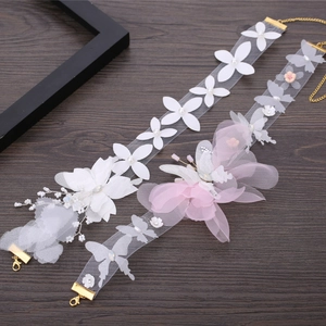 Collier ras du cou en dentelle florale blanche et bandeau papillon rose avec perles