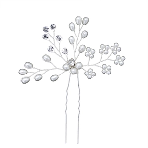 Détail de l'épingle à cheveux mariée avec perles blanches, cristaux et fil argent