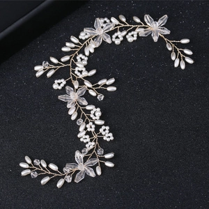 Handgefertigtes Braut-Haarrebe mit Golddraht, Perlen und Kristallblumen auf schwarzem Grund