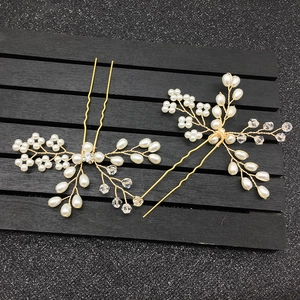 Détail macro d'épingles à cheveux de mariée avec perles blanches et cristaux dorés