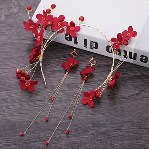 Brautschmuck Set mit roten Blumen und goldenen Quastenohrringen für Hochzeiten