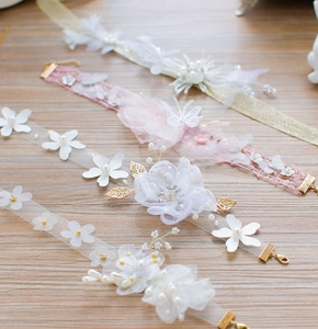 Vue détaillée des chokers de mariée en dentelle avec fleurs de soie et perles