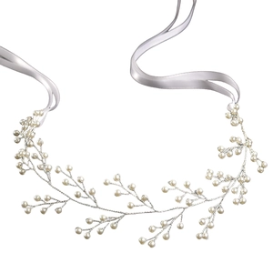 Dettaglio dell'accessorio sposa in argento con perle e nastri in raso per acconciatura