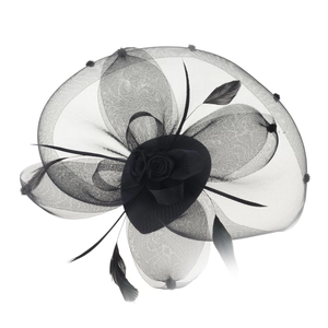 Chapeau fascinateur noir élégant avec voile en résille et plumes pour mariage et soirée