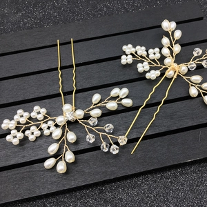 Détail d'épingles à cheveux de mariée dorées avec perles et perles de cristal