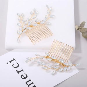 Peigne à cheveux de mariage doré avec cristaux d'opale blanche et feuilles fait main