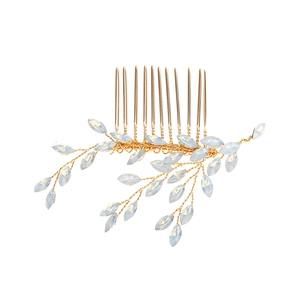 Détail du peigne à cheveux de mariée fait main avec fils dorés et cristaux d'opale