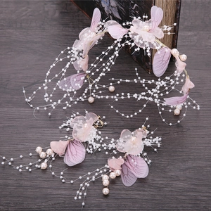 Parure de mariée avec serre-tête floral rose et blanc et boucles papillon