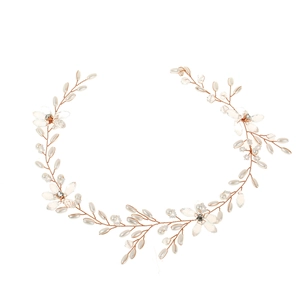Detailansicht des handgefertigten Braut-Haarbands mit weißen Perlen und Kristallblumen