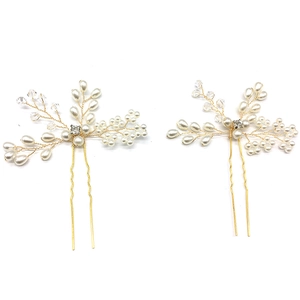 Détails de deux épingles à cheveux de mariée faites main avec perles et cristaux